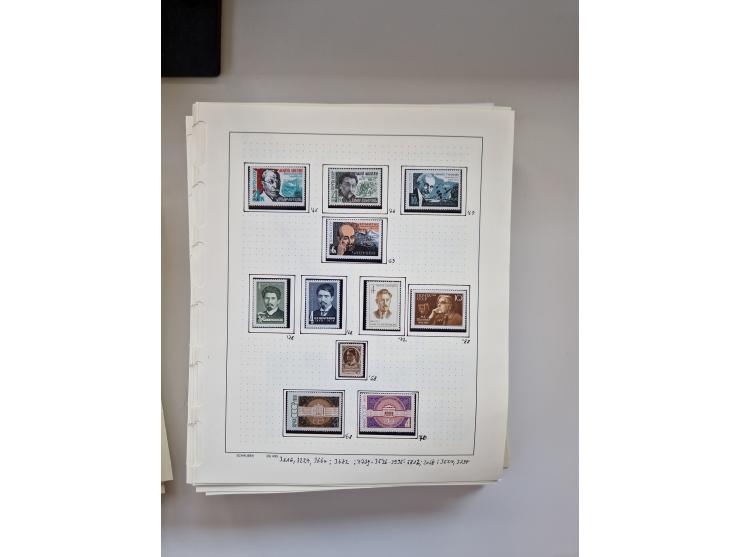 Eastern Europe: 1918/2021, extensive mint never hinged worldwide collection with many thematic stamps and souvenir sheets on 