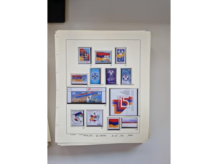 Eastern Europe: 1918/2021, extensive mint never hinged worldwide collection with many thematic stamps and souvenir sheets on 