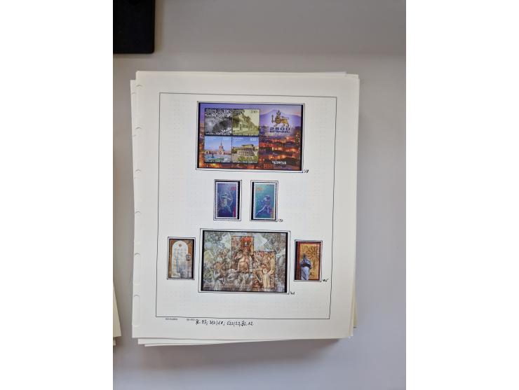 Eastern Europe: 1918/2021, extensive mint never hinged worldwide collection with many thematic stamps and souvenir sheets on 