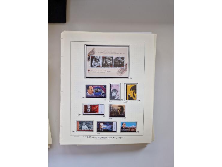 Eastern Europe: 1918/2021, extensive mint never hinged worldwide collection with many thematic stamps and souvenir sheets on 