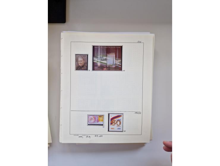 Eastern Europe: 1918/2021, extensive mint never hinged worldwide collection with many thematic stamps and souvenir sheets on 