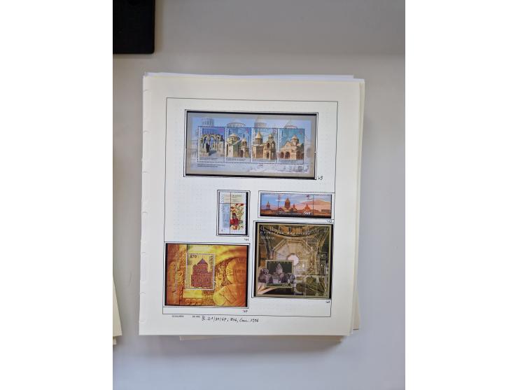 Eastern Europe: 1918/2021, extensive mint never hinged worldwide collection with many thematic stamps and souvenir sheets on 