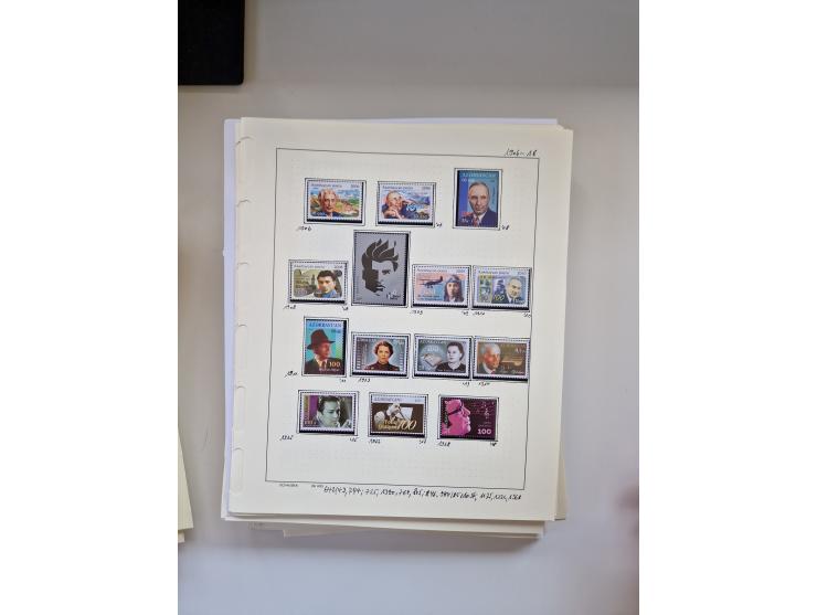 Eastern Europe: 1918/2021, extensive mint never hinged worldwide collection with many thematic stamps and souvenir sheets on 