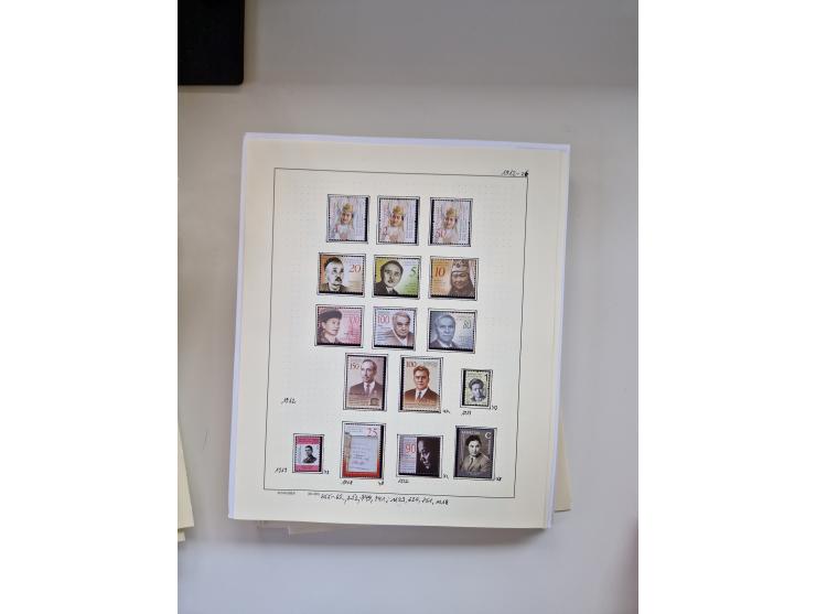 Eastern Europe: 1918/2021, extensive mint never hinged worldwide collection with many thematic stamps and souvenir sheets on 