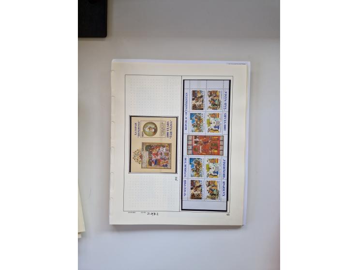 Eastern Europe: 1918/2021, extensive mint never hinged worldwide collection with many thematic stamps and souvenir sheets on 