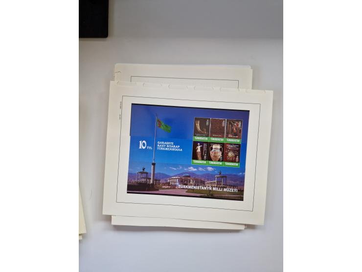 Eastern Europe: 1918/2021, extensive mint never hinged worldwide collection with many thematic stamps and souvenir sheets on 