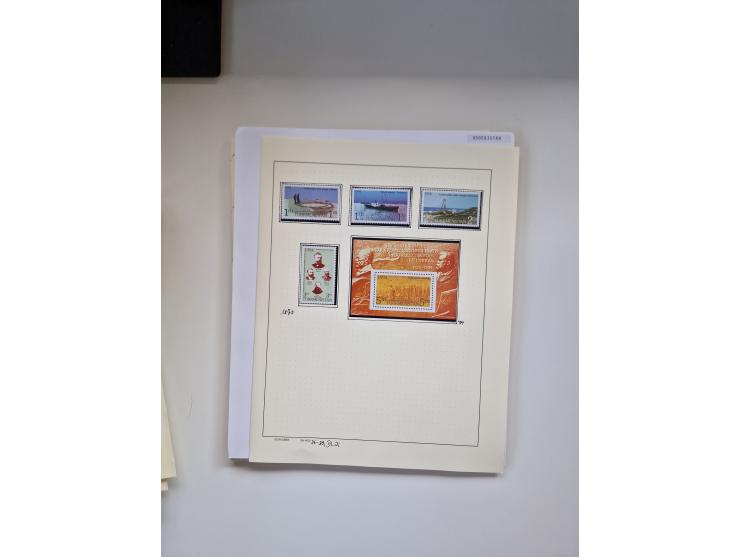 Eastern Europe: 1918/2021, extensive mint never hinged worldwide collection with many thematic stamps and souvenir sheets on 