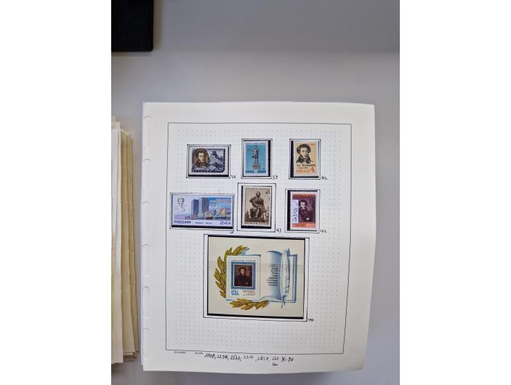 Eastern Europe: 1918/2021, extensive mint never hinged worldwide collection with many thematic stamps and souvenir sheets on 