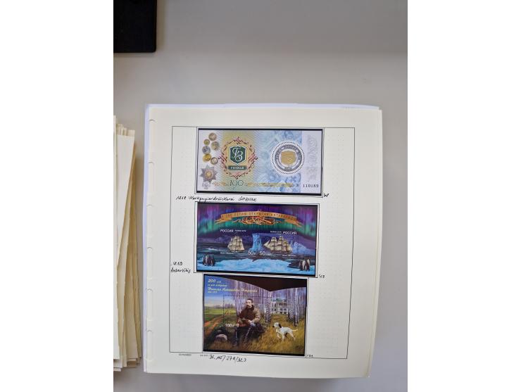 Eastern Europe: 1918/2021, extensive mint never hinged worldwide collection with many thematic stamps and souvenir sheets on 