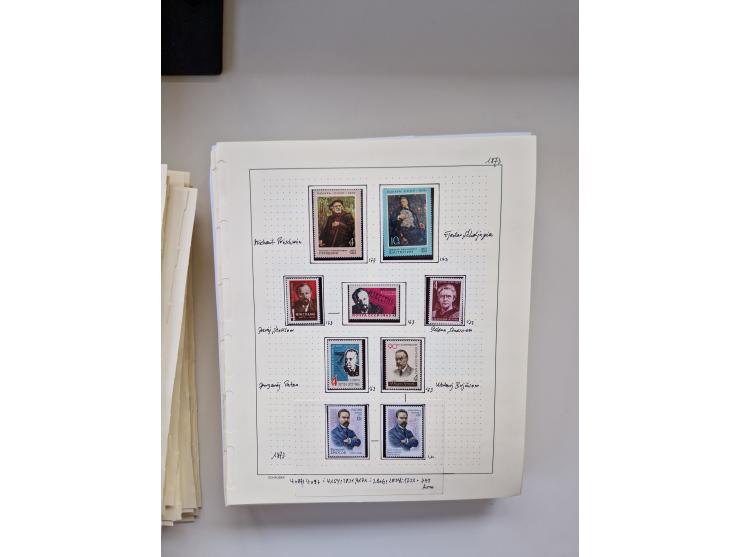 Eastern Europe: 1918/2021, extensive mint never hinged worldwide collection with many thematic stamps and souvenir sheets on 