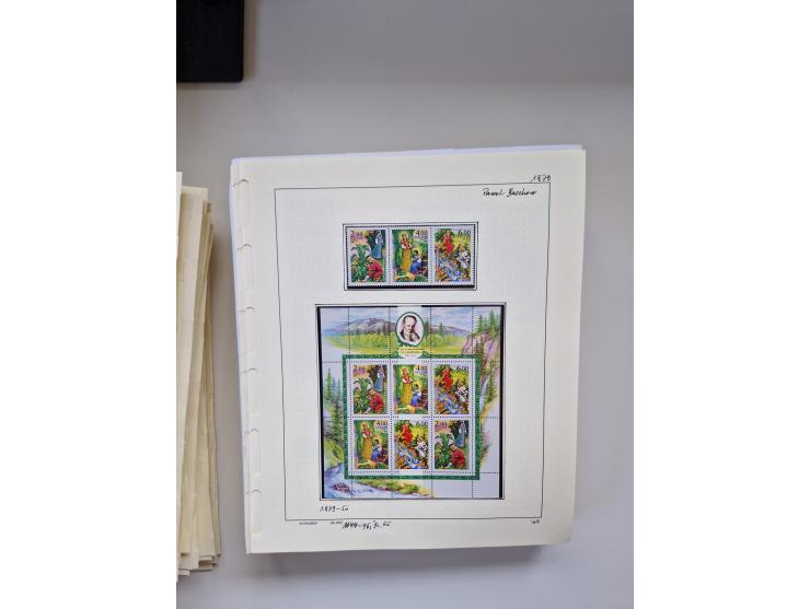 Eastern Europe: 1918/2021, extensive mint never hinged worldwide collection with many thematic stamps and souvenir sheets on 