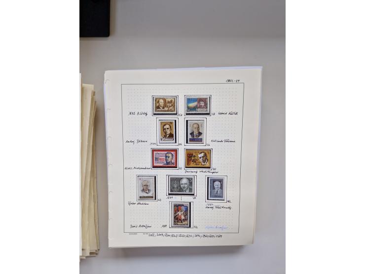 Eastern Europe: 1918/2021, extensive mint never hinged worldwide collection with many thematic stamps and souvenir sheets on 