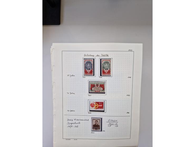 Eastern Europe: 1918/2021, extensive mint never hinged worldwide collection with many thematic stamps and souvenir sheets on 