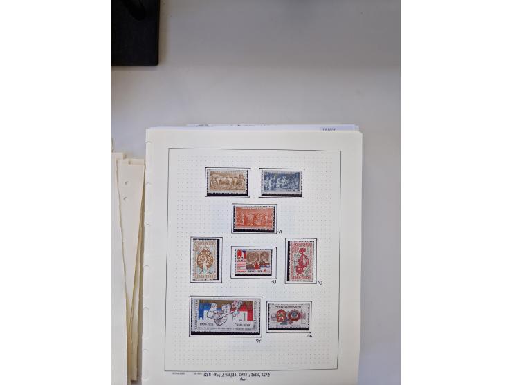 Eastern Europe: 1918/2021, extensive mint never hinged worldwide collection with many thematic stamps and souvenir sheets on 