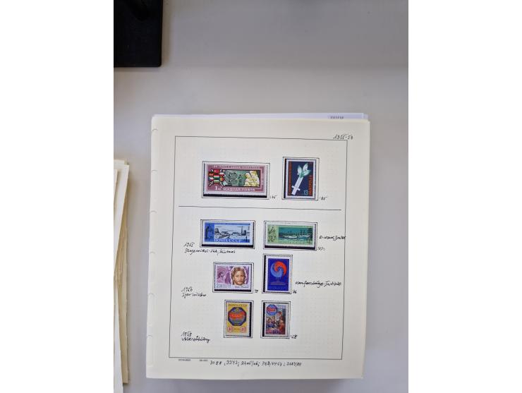 Eastern Europe: 1918/2021, extensive mint never hinged worldwide collection with many thematic stamps and souvenir sheets on 