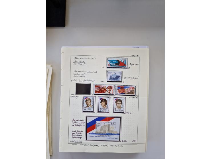 Eastern Europe: 1918/2021, extensive mint never hinged worldwide collection with many thematic stamps and souvenir sheets on 