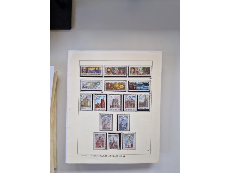 Eastern Europe: 1918/2021, extensive mint never hinged worldwide collection with many thematic stamps and souvenir sheets on 