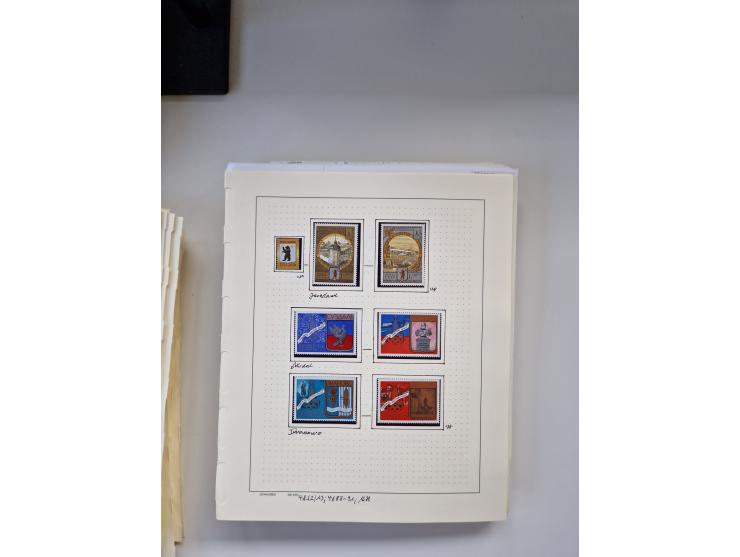 Eastern Europe: 1918/2021, extensive mint never hinged worldwide collection with many thematic stamps and souvenir sheets on 