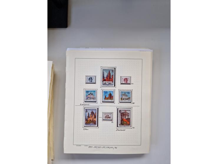 Eastern Europe: 1918/2021, extensive mint never hinged worldwide collection with many thematic stamps and souvenir sheets on 