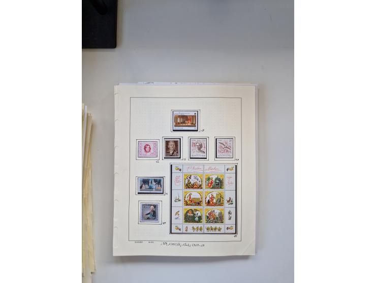 Eastern Europe: 1918/2021, extensive mint never hinged worldwide collection with many thematic stamps and souvenir sheets on 