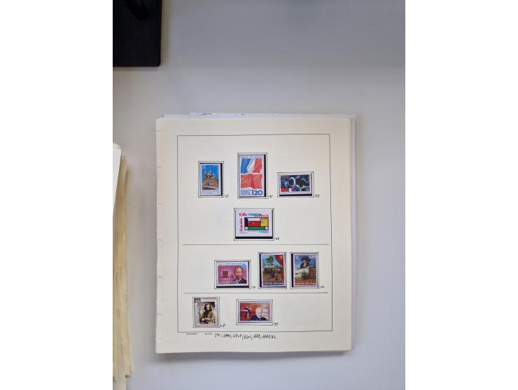 Eastern Europe: 1918/2021, extensive mint never hinged worldwide collection with many thematic stamps and souvenir sheets on 