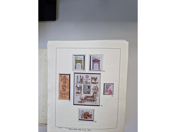 Eastern Europe: 1918/2021, extensive mint never hinged worldwide collection with many thematic stamps and souvenir sheets on 