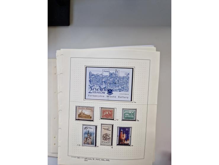 Eastern Europe: 1918/2021, extensive mint never hinged worldwide collection with many thematic stamps and souvenir sheets on 
