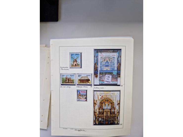 Eastern Europe: 1918/2021, extensive mint never hinged worldwide collection with many thematic stamps and souvenir sheets on 