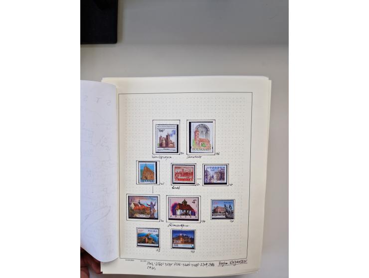 Eastern Europe: 1918/2021, extensive mint never hinged worldwide collection with many thematic stamps and souvenir sheets on 