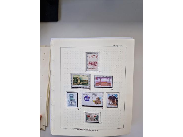 Eastern Europe: 1918/2021, extensive mint never hinged worldwide collection with many thematic stamps and souvenir sheets on 