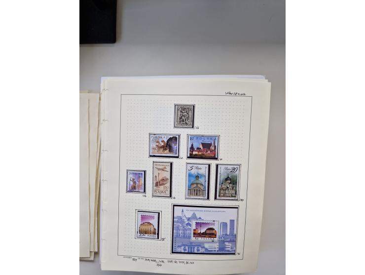 Eastern Europe: 1918/2021, extensive mint never hinged worldwide collection with many thematic stamps and souvenir sheets on 