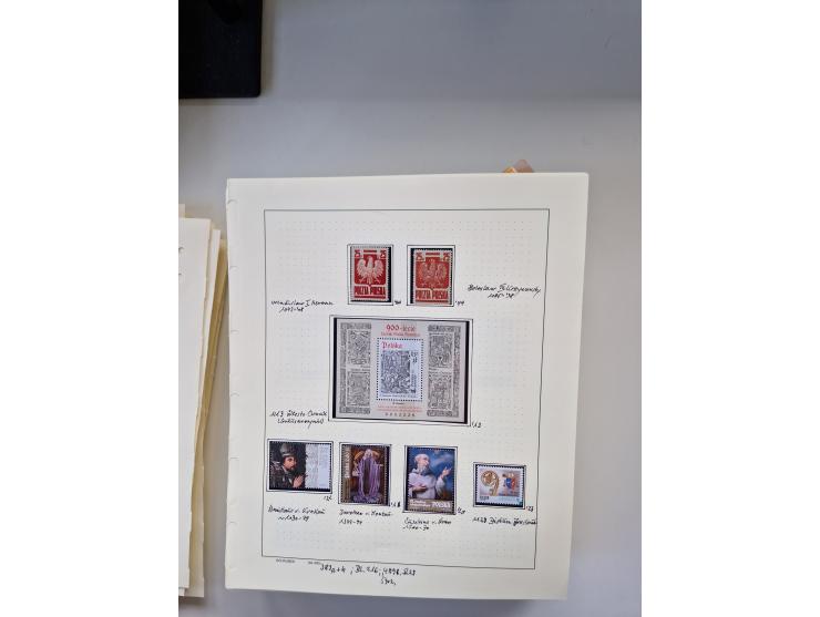 Eastern Europe: 1918/2021, extensive mint never hinged worldwide collection with many thematic stamps and souvenir sheets on 