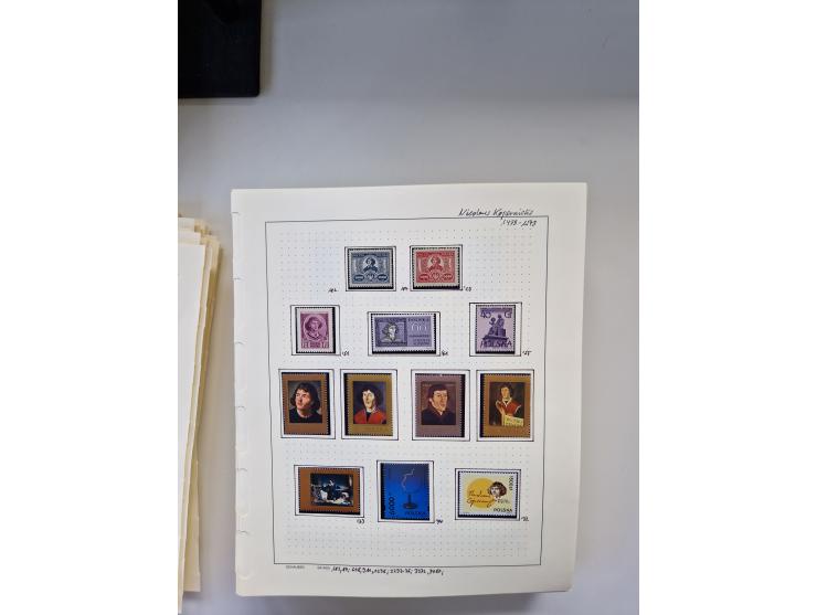 Eastern Europe: 1918/2021, extensive mint never hinged worldwide collection with many thematic stamps and souvenir sheets on 