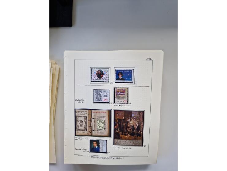 Eastern Europe: 1918/2021, extensive mint never hinged worldwide collection with many thematic stamps and souvenir sheets on 