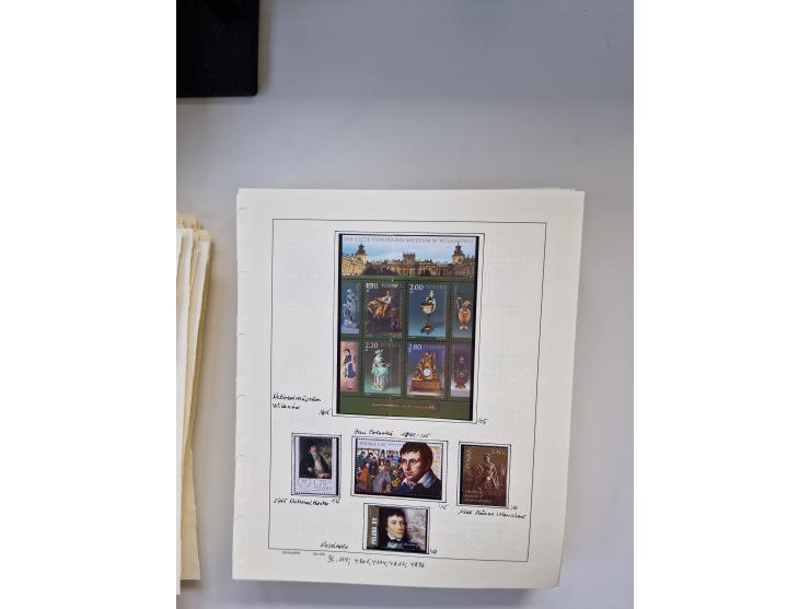 Eastern Europe: 1918/2021, extensive mint never hinged worldwide collection with many thematic stamps and souvenir sheets on 