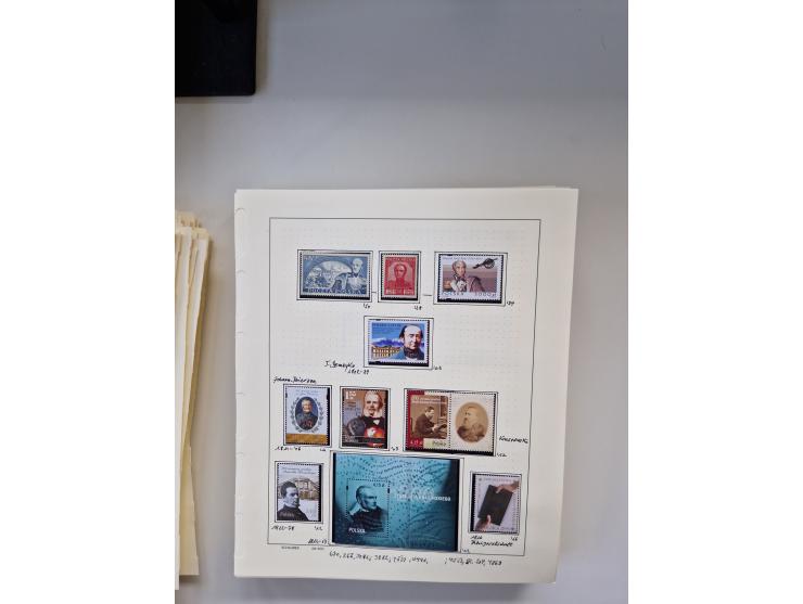 Eastern Europe: 1918/2021, extensive mint never hinged worldwide collection with many thematic stamps and souvenir sheets on 