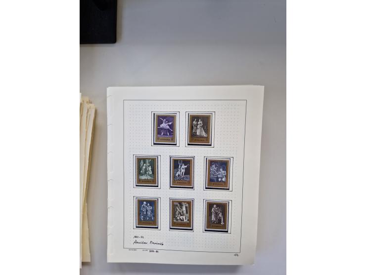 Eastern Europe: 1918/2021, extensive mint never hinged worldwide collection with many thematic stamps and souvenir sheets on 