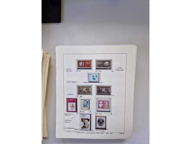 Eastern Europe: 1918/2021, extensive mint never hinged worldwide collection with many thematic stamps and souvenir sheets on 