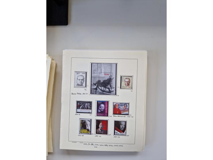 Eastern Europe: 1918/2021, extensive mint never hinged worldwide collection with many thematic stamps and souvenir sheets on 