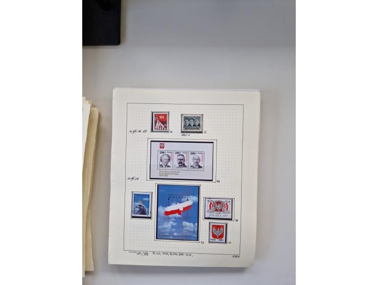 Eastern Europe: 1918/2021, extensive mint never hinged worldwide collection with many thematic stamps and souvenir sheets on 