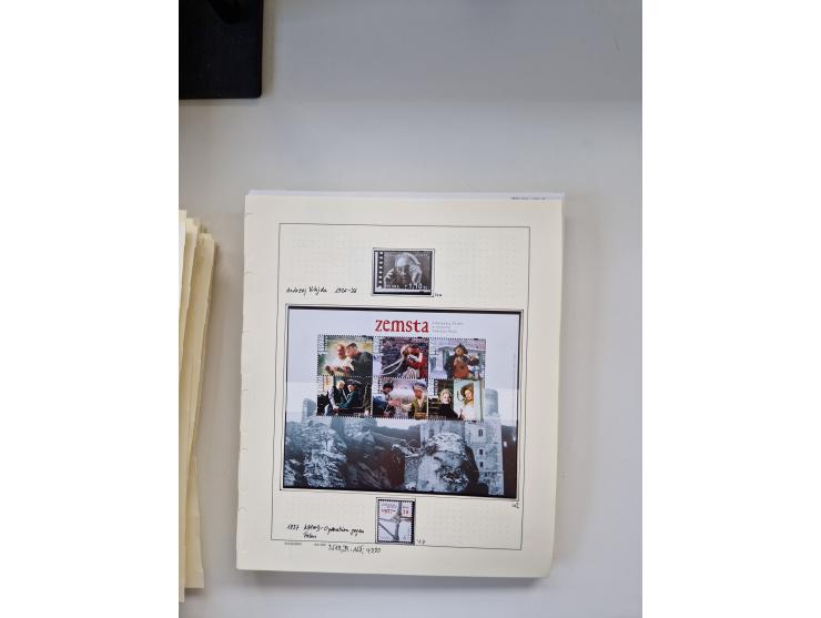 Eastern Europe: 1918/2021, extensive mint never hinged worldwide collection with many thematic stamps and souvenir sheets on 