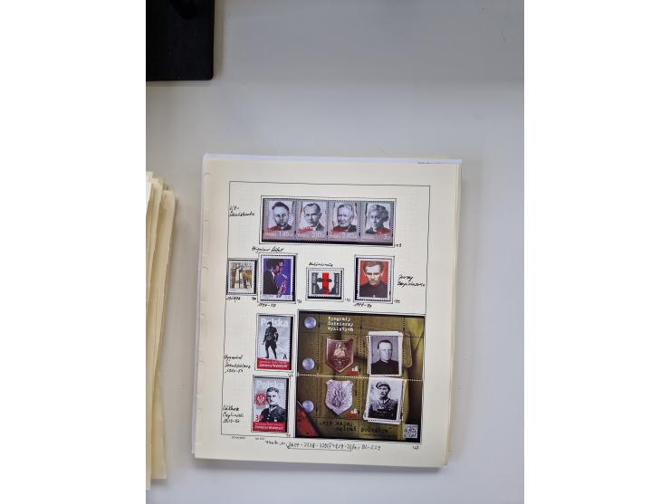 Eastern Europe: 1918/2021, extensive mint never hinged worldwide collection with many thematic stamps and souvenir sheets on 