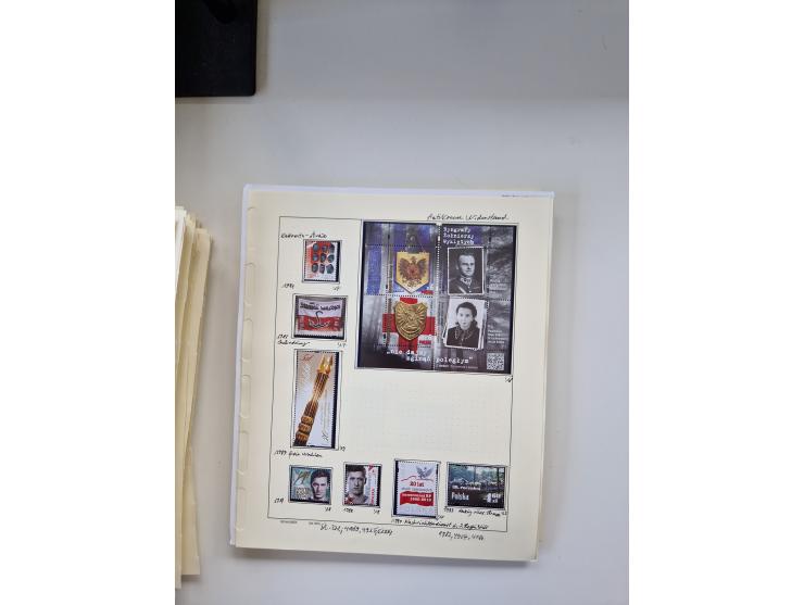 Eastern Europe: 1918/2021, extensive mint never hinged worldwide collection with many thematic stamps and souvenir sheets on 