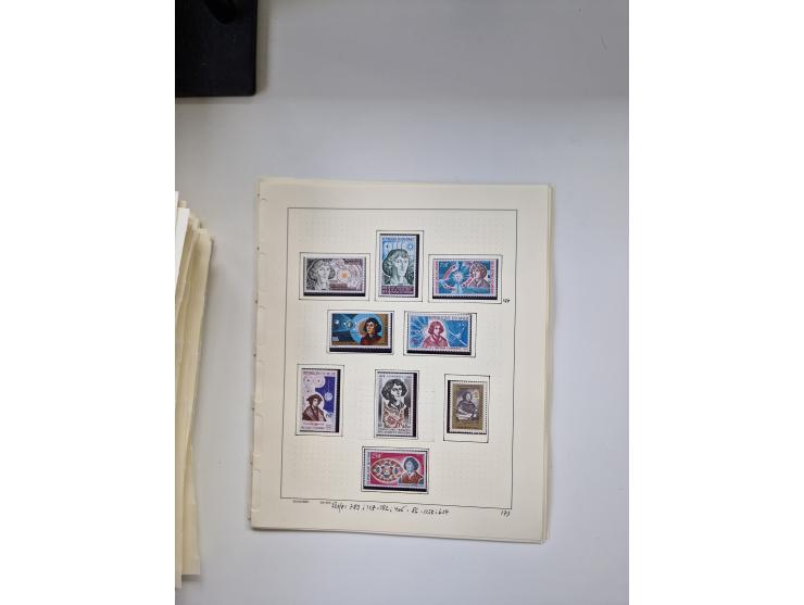 Eastern Europe: 1918/2021, extensive mint never hinged worldwide collection with many thematic stamps and souvenir sheets on 