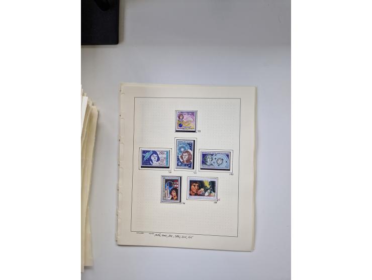 Eastern Europe: 1918/2021, extensive mint never hinged worldwide collection with many thematic stamps and souvenir sheets on 