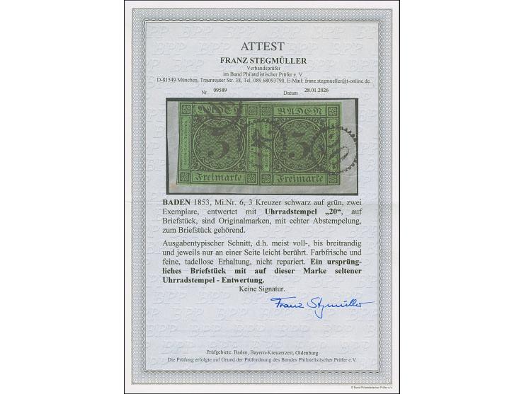3 Kr. auf grün, 2 Einzelwerte in ausgabetypischem Schnitt, mit dreimal aufgesetztem Uhrradstempel “20” auf kleinem Briefstück