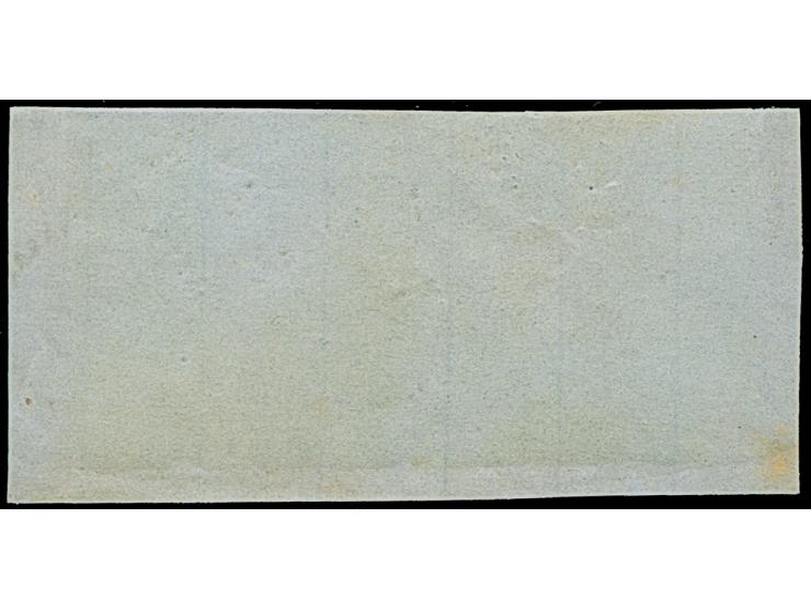 3 Kr. auf grün, 2 Einzelwerte in ausgabetypischem Schnitt, mit dreimal aufgesetztem Uhrradstempel “20” auf kleinem Briefstück