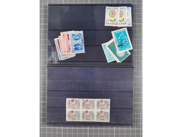 1900/80, Collection unused including newspaper set 1909, Star and Crescent 1922/23, Red Crescent issues with perforation erro