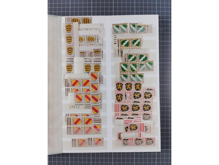 1945/49, postfrische, ungebrauchte und gestempelte Partie in 3 Steckbüchern, dabei u.a. 3 Rotkreuz-Blocks mit Fotoattesten We