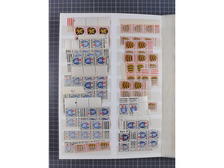 1945/49, postfrische, ungebrauchte und gestempelte Partie in 3 Steckbüchern, dabei u.a. 3 Rotkreuz-Blocks mit Fotoattesten We